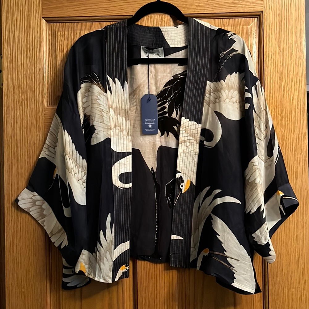 One Hundred Stars Kimono (one size). New with tags!! Perfect condition.